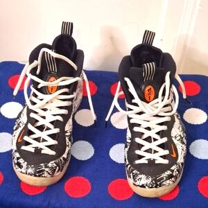 Nike Foamposite Men Size 11 Black and White Sneakers